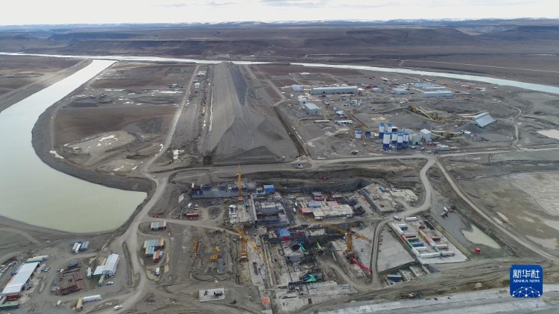 這是2021年8月26日拍攝的阿根廷“基塞”水電站項(xiàng)目施工現(xiàn)場（無人機(jī)照片）。（新華社發(fā) 中國能建葛洲壩集團(tuán)阿根廷“基塞”水電站項(xiàng)目部供圖）