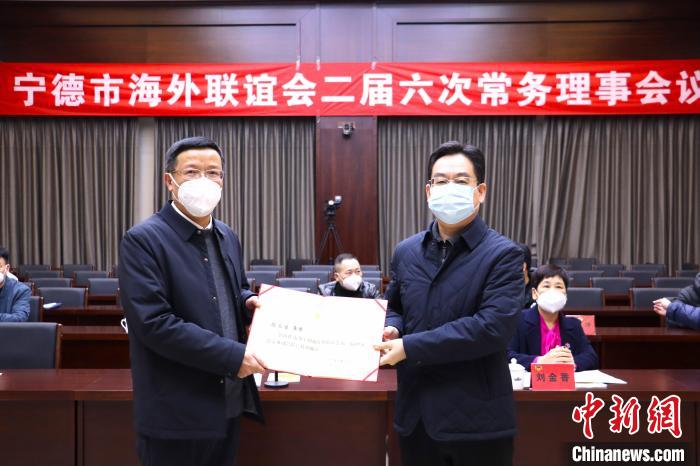 頒發(fā)證書?！∪~茂 攝