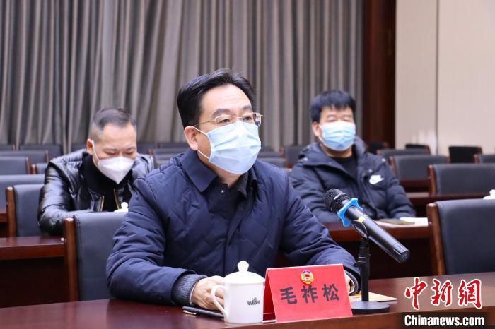 寧德市委常委、統(tǒng)戰(zhàn)部部長、市海聯(lián)會會長毛祚松講話?！∪~茂 攝