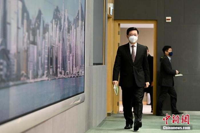 12月20日上午，香港特區(qū)行政長官李家超出席行政會議前會見傳媒時表示，21日下午將出發(fā)到北京述職，并把目前香港的情況向領導人作詳細報告，包括社會經濟狀況、政治環(huán)境和管控疫情等方面。 <a target='_blank' href='/'>中新社</a>記者 李志華 攝