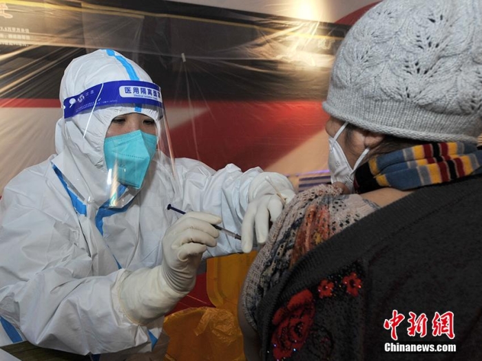 在吉林長春綠園區(qū)鐵西街道春陽社區(qū)臨時接種點，老年人在接種新冠疫苗。 劉棟 攝