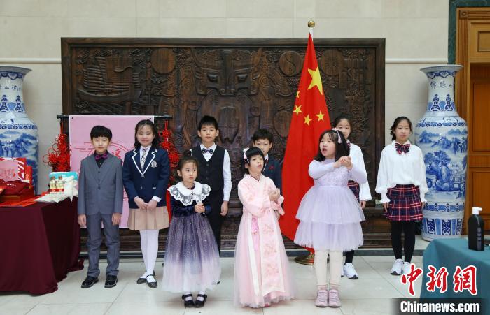 大邱中國傳統(tǒng)文化藝術(shù)學院的華裔小朋友們表演詩朗誦《年味兒》并給大家拜年。　中國駐釜山總領(lǐng)館供圖