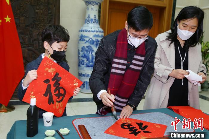 陳日彪總領(lǐng)事現(xiàn)場揮毫潑墨寫福、送福。　中國駐釜山總領(lǐng)館供圖