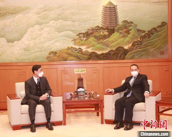 香港賽馬會(huì)主席利子厚(左)和外交部駐港公署特派員劉光源(右)會(huì)面?！∠愀圪愸R會(huì) 攝