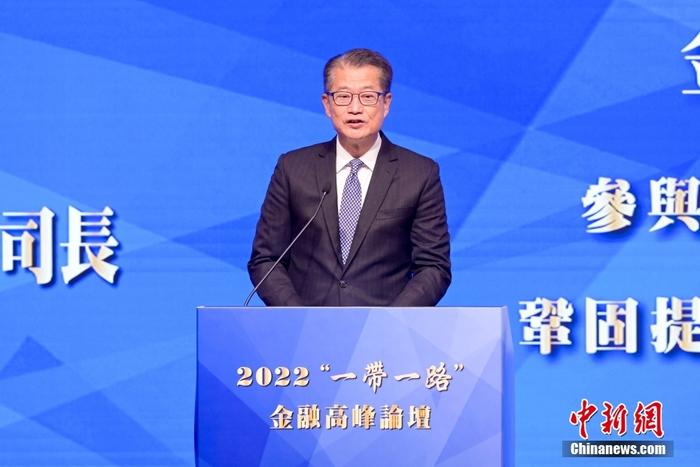 12月21日，紫荊文化集團在香港舉辦2022“一帶一路”金融高峰論壇，來自政商界、金融界、學界等各界嘉賓約200人出席。圖為香港特區(qū)政府財政司司長陳茂波致辭。 <a target='_blank' href='/'>中新社</a>記者 陳永諾 攝 　