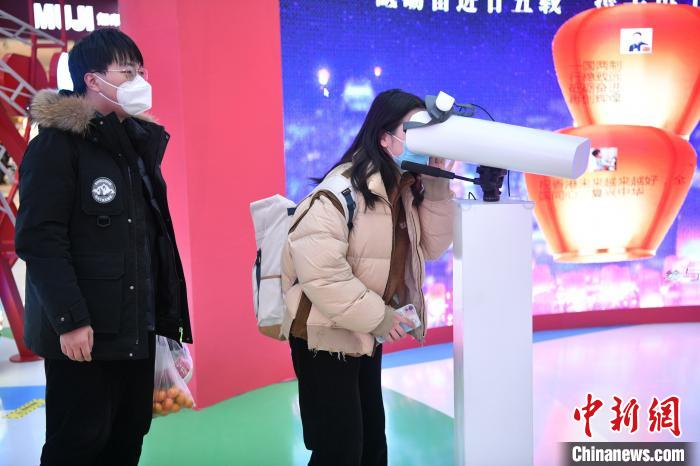 圖為展覽現(xiàn)場?！√镘庛?　攝