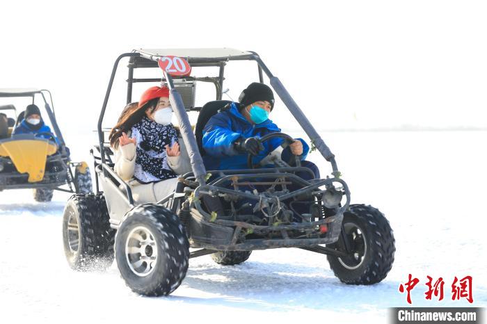 在博湖縣博斯騰湖大河口景區(qū)冰面上，游客們體驗(yàn)雪地越野?！『嚏?攝