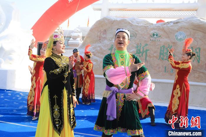 第九屆全國(guó)大眾冰雪季暨博湖縣第十五屆冰雪季啟動(dòng)現(xiàn)場(chǎng)，民俗舞蹈表演?！『嚏?攝