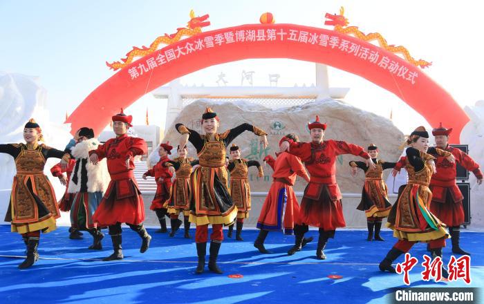 薩吾爾登舞蹈、馬頭琴演奏等精彩的民俗文化展演爭(zhēng)相亮相舞臺(tái)?！『嚏?攝