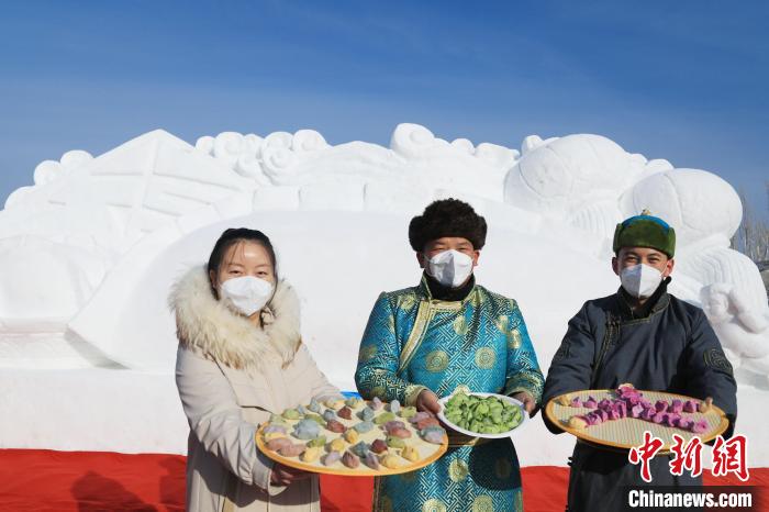 村民們展示五彩餃子?！『嚏?　攝