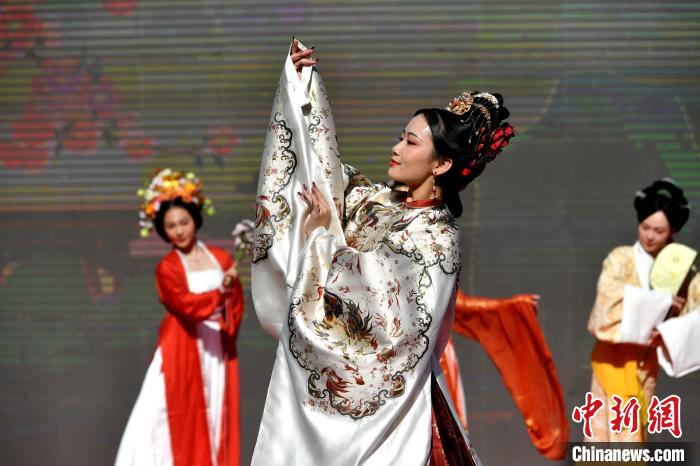 圖為《花神秀》漢服展示?！蚊?攝