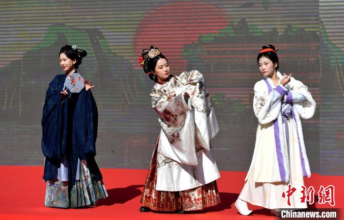 圖為《花神秀》漢服展示。　呂明 攝