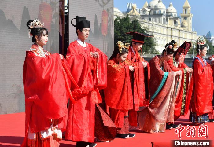 圖為歷代婚服展示。