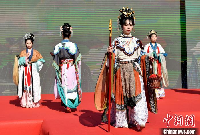 圖為《海峽神明秀》漢服展示?！蚊?攝