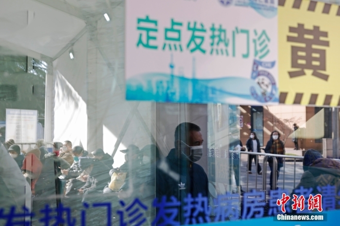 資料圖：民眾在醫(yī)院發(fā)熱門(mén)診等待就醫(yī)。 <a target='_blank' href='/'>中新社</a>記者 殷立勤 攝