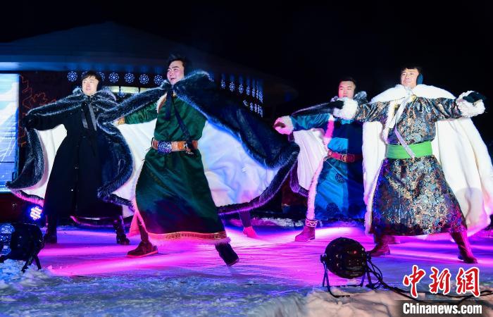 圖為第十七屆阿爾山冰雪節(jié)開幕式現(xiàn)場(chǎng)?！“柹绞形麄鞑抗﹫D