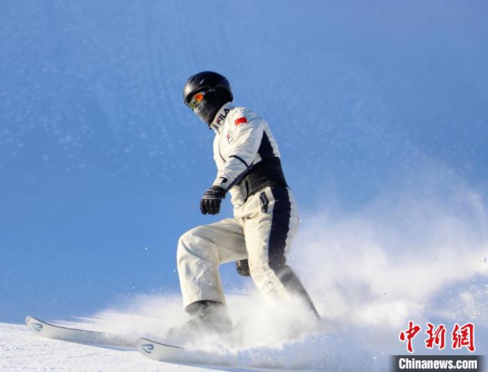 圖為在阿爾山進(jìn)行冬季專項(xiàng)訓(xùn)練的運(yùn)動(dòng)員?！≡S文軍 攝