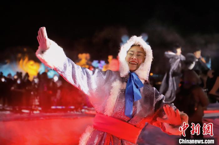 圖為第十七屆阿爾山冰雪節(jié)開幕式現(xiàn)場(chǎng)?！≡S文軍 攝