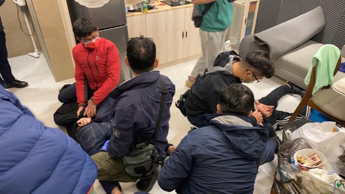 臺中市第五分局獲報後鎖定北屯區(qū)太原路一公寓大樓，25日集結(jié)優(yōu)勢警力，破門攻堅逮捕2名看守控制嫌犯，並營救4名被害人。（臺中市第五分局提供／馮惠宜臺中傳真）