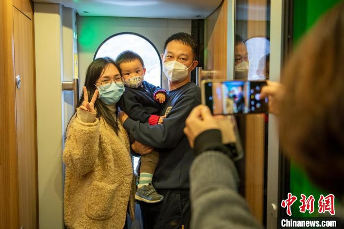 新成昆鐵路首發(fā)列車(chē)車(chē)廂內(nèi)，乘客一家人拍照留念?！⒅铱?攝