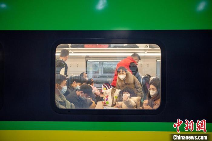 新成昆鐵路首發(fā)列車(chē)車(chē)廂?！⒅铱?攝