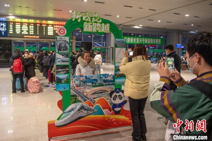成都南站，乘客合影留念?！⒅铱?攝