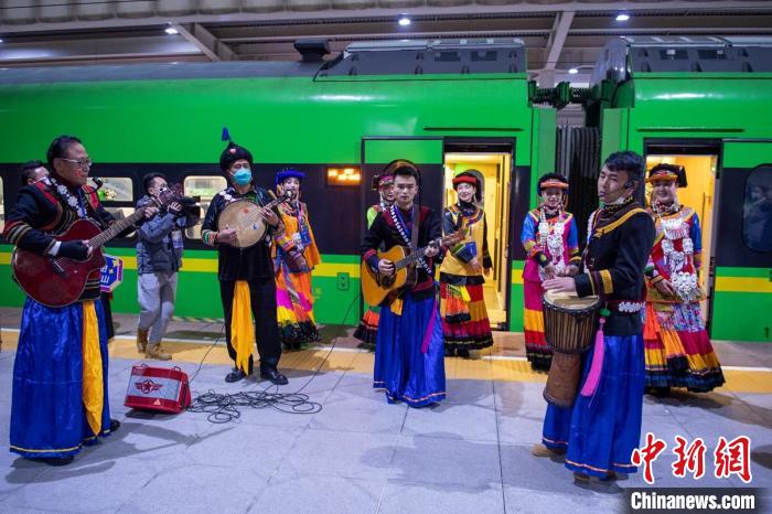 成都南站，新成昆鐵路首發(fā)列車(chē)外的民族音樂(lè)會(huì)?！⒅铱?攝