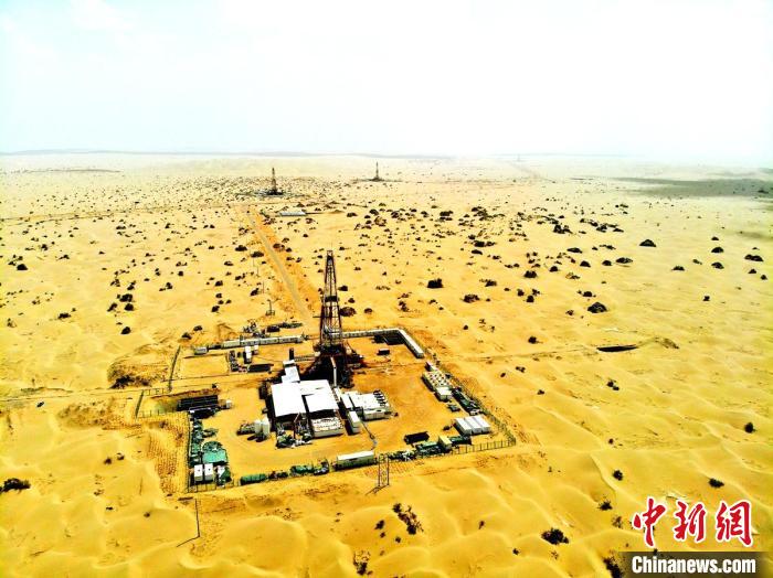 大漠深處的富滿油田井架向地下超深層挺進(jìn)?！∽T輝 攝