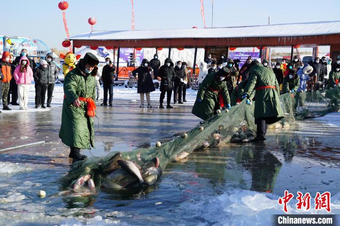 圖為冬捕現場。　謝曉霞 攝