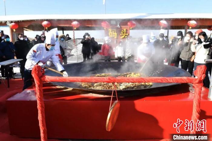 圖為現場美食品鑒。　王元 攝