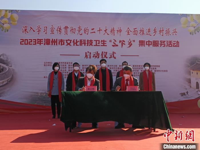 “康之味”與赤土鄉(xiāng)舉行“愛鄉(xiāng)愛企促發(fā)展、同心同行興萬村”簽約儀式。　廖珍妹 攝