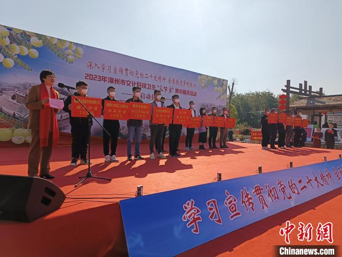 活動現(xiàn)場，市縣單位捐贈款物?！×握涿?攝