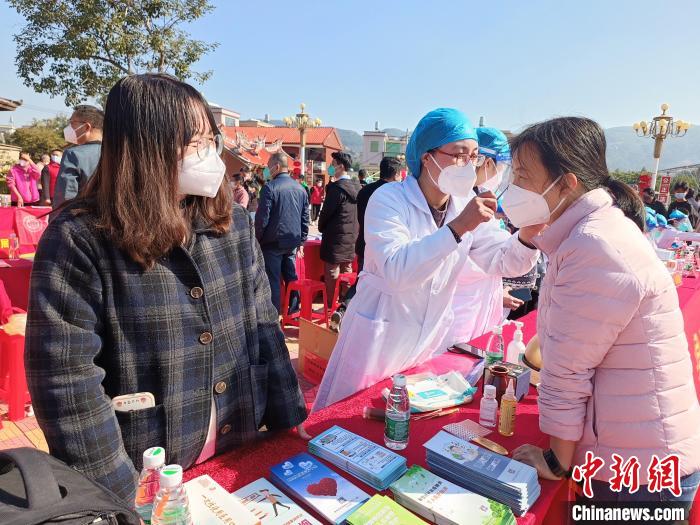 醫(yī)療健康專家開展義診及健康咨詢。　廖珍妹 攝