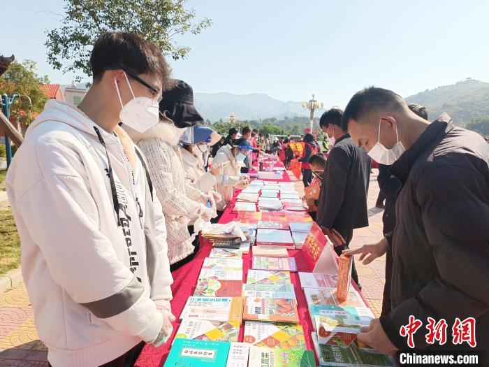 群眾翻閱科普圖書獲取信息?！×握涿?攝