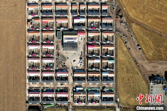 圖為喜遷新居后的泉吉鄉(xiāng)切吉村。　聊城援青干部管理組供圖