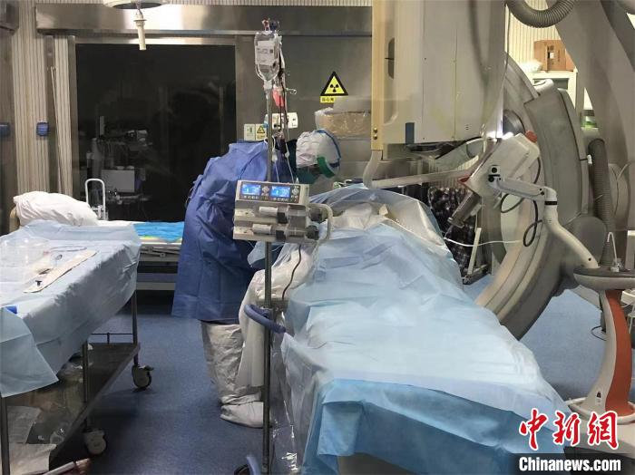 武漢同濟(jì)醫(yī)院醫(yī)生救治患者 武漢同濟(jì)醫(yī)院供圖 武漢同濟(jì)醫(yī)院醫(yī)生救治患者 武漢同濟(jì)醫(yī)院供圖