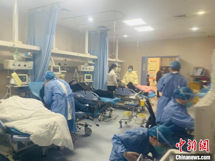 武漢同濟(jì)醫(yī)院醫(yī)護(hù)救治患者 武漢同濟(jì)醫(yī)院供圖 武漢同濟(jì)醫(yī)院醫(yī)護(hù)救治患者 武漢同濟(jì)醫(yī)院供圖