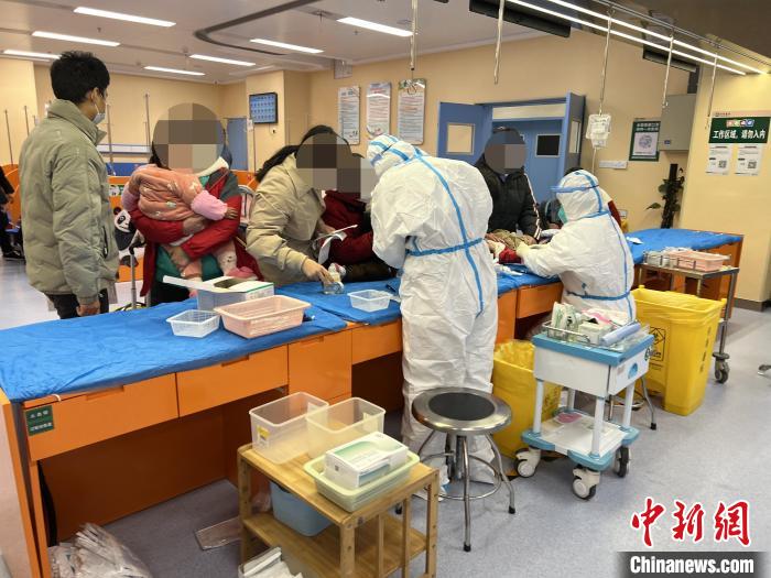 武漢同濟(jì)醫(yī)院醫(yī)護(hù)救治患者 武漢同濟(jì)醫(yī)院供圖 武漢同濟(jì)醫(yī)院醫(yī)護(hù)救治患者 武漢同濟(jì)醫(yī)院供圖