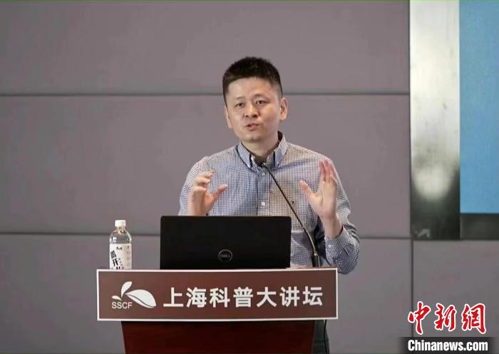 12月25日，復(fù)旦大學(xué)附屬中山醫(yī)院重癥醫(yī)學(xué)科主任鐘鳴來到上?？破沾笾v壇開展防疫科普?！∩虾？萍拣^ 供圖