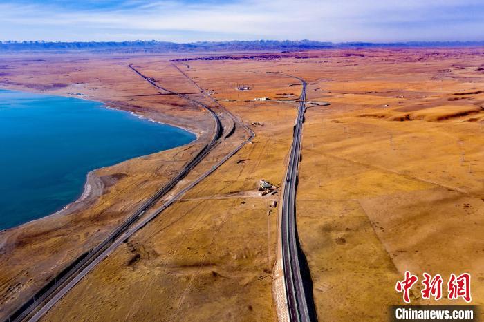 圖為航拍西海至察汗諾公路?！∏嗪Ｊ〗煌ㄟ\輸廳 供圖