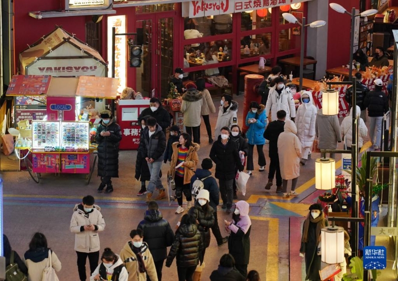 12月25日，游客在北京五棵松華熙Live游玩。（圖源：新華社）