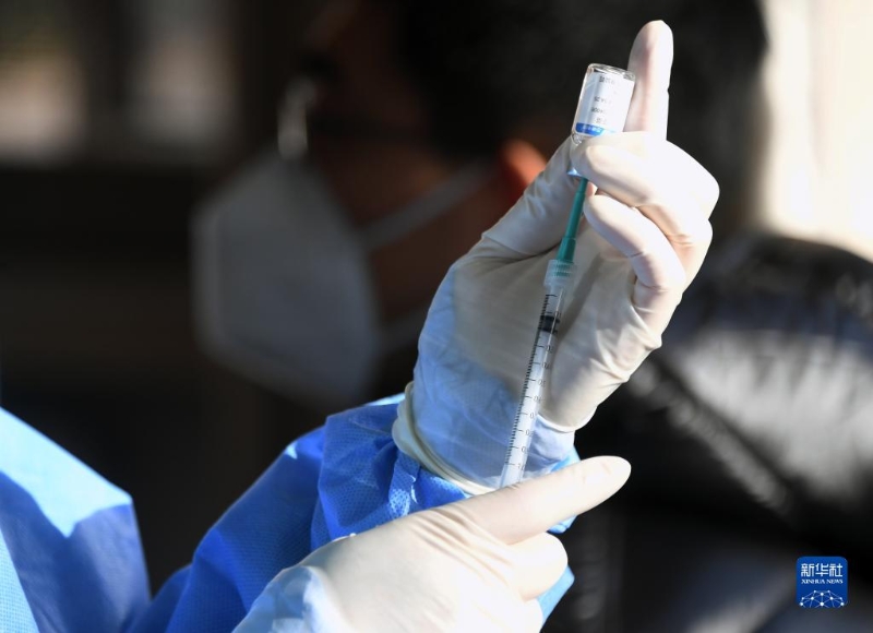 12月17日，在北京市海淀區(qū)田村路街道新冠疫苗臨時接種點(diǎn)，醫(yī)護(hù)人員做鼻噴第二劑次加強(qiáng)針接種前準(zhǔn)備工作。（圖源：新華社）