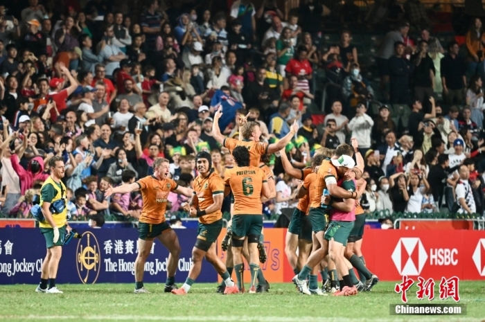 11月6日，香港國際七人欖球賽進(jìn)行最后一天賽事，最終澳大利亞力壓斐濟(jì)奪得冠軍。圖為澳大利亞于決賽中獲勝一刻，球員互相慶祝。 <a target='_blank' href='/'>中新社</a>記者 李志華 攝