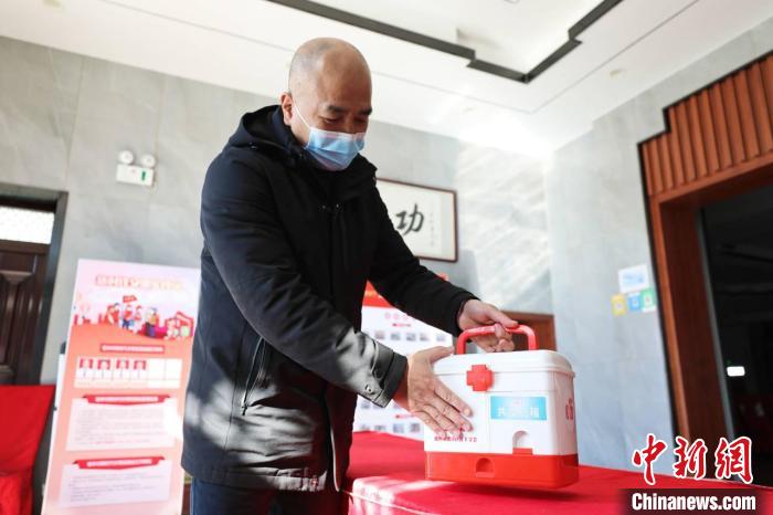 工作人員正在整理“共享藥箱” 菱湖鎮(zhèn) 供圖 工作人員正在整理“共享藥箱” 菱湖鎮(zhèn) 供圖