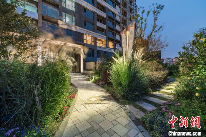 位于閔行區(qū)的一處屋頂花園，靈感來源于“天空之城”?！∩虾Ｊ芯G化市容管理局供圖