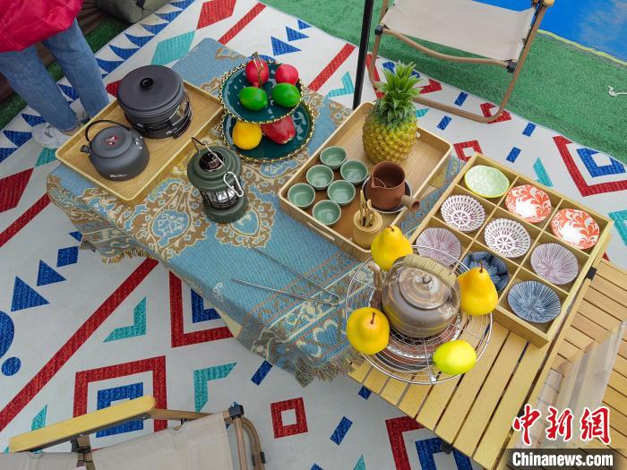 圖為正在展示的露營用品。　劉俊聰 攝