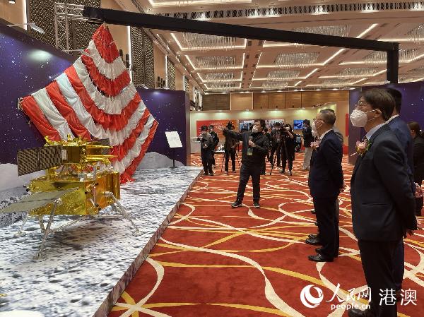 圖為中國科協(xié)全國委員會(huì)委員、澳門科學(xué)技術(shù)協(xié)進(jìn)會(huì)會(huì)長崔世平（右二）、澳門科技大學(xué)校長李行偉（右一）等，參觀“時(shí)代精神耀濠江”之百年中國科學(xué)家主題展。人民網(wǎng)記者 富子梅攝