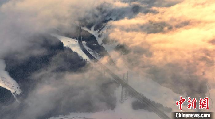 吳宏坤拍攝的新疆伊犁果子溝大橋?！呛昀?攝