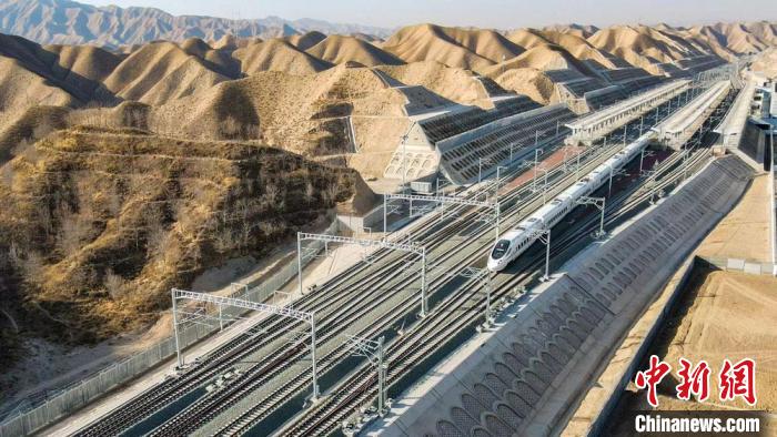圖為銀蘭高鐵線上試運營的動車。(資料圖) 張博行 攝
