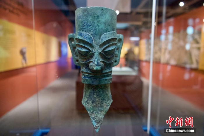 12月29日下午，香港特區(qū)政府古物古跡辦事處在九龍尖沙咀九龍公園香港文物探知館舉行“金沙之光——古蜀文明展”開幕儀式，展覽展出70多件四川省成都金沙及廣漢三星堆遺址出土的珍貴國家文物，并以7件香港考古文物與金沙遺址的出土文物作比對，展現(xiàn)中華古代文明起源的“多元一體性”。圖為四川廣漢三星堆遺址出土的銅人頭像。 李志華 攝